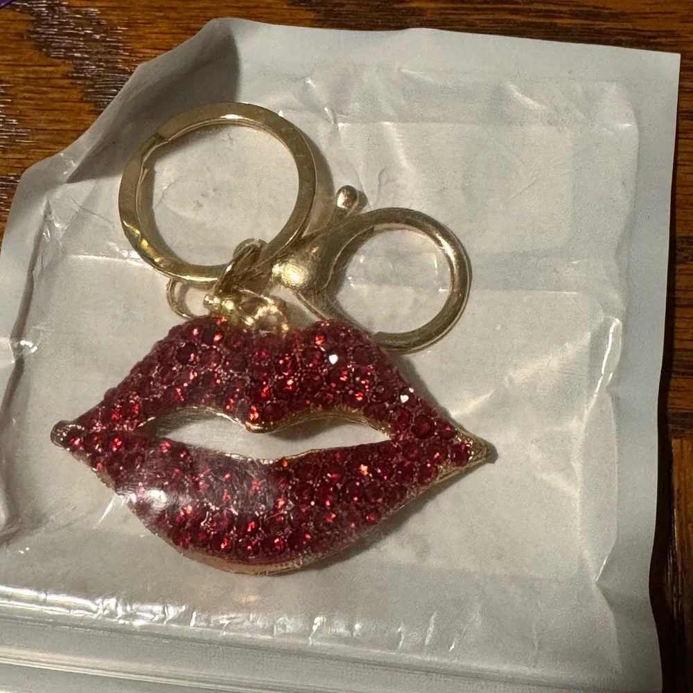 Red Rhinestone Lips Keychain Gold Tone Bag Charm Sparkling Crystal Accessory